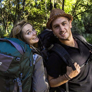 Kevin en Élodie op een wandeling bij Abel Tasman.